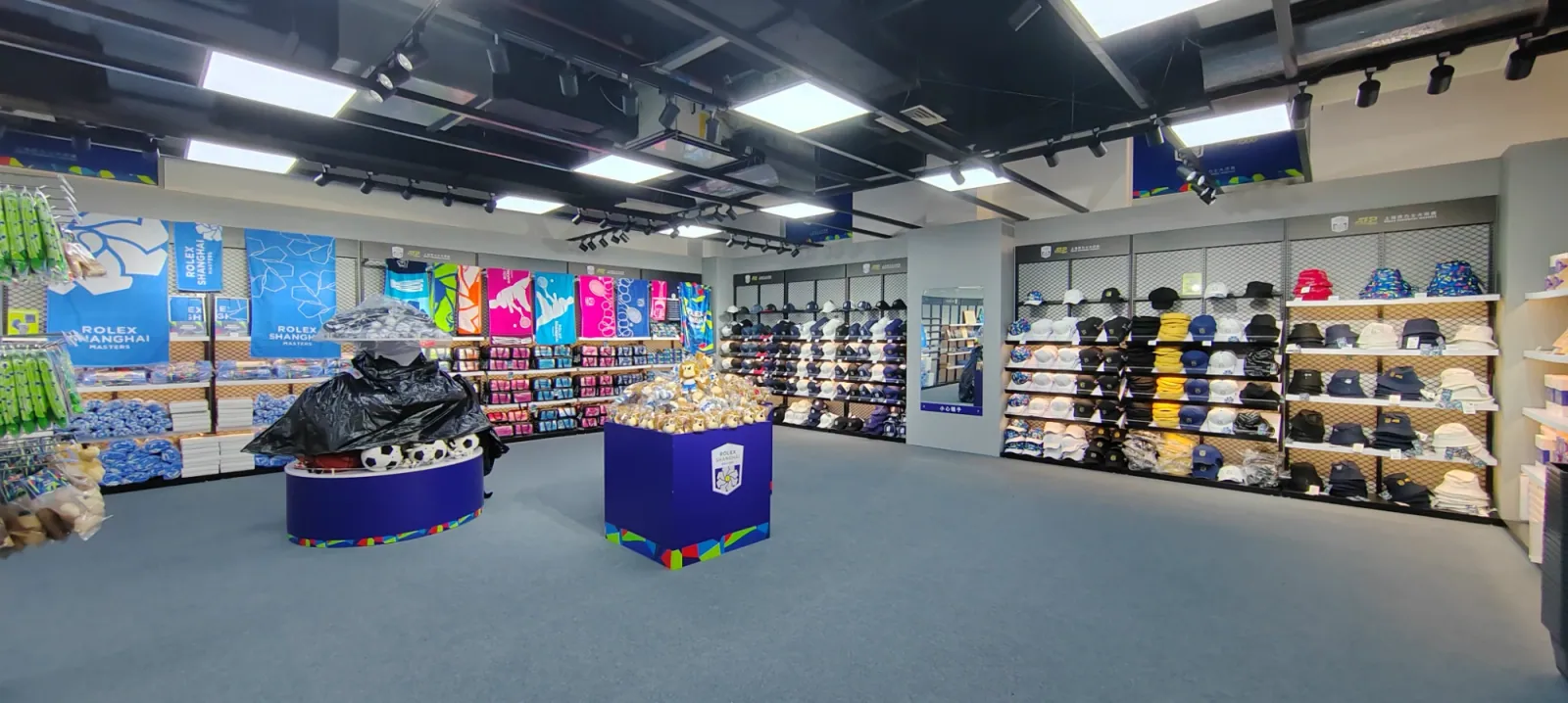 Cap walls on mesh bays, with round and square display stands.