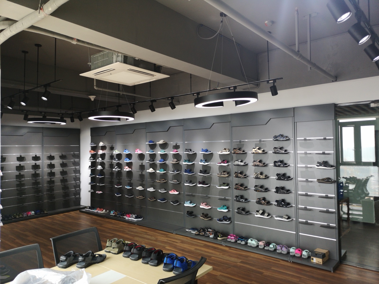 Modular Shoe Wall Display Rack detail reference